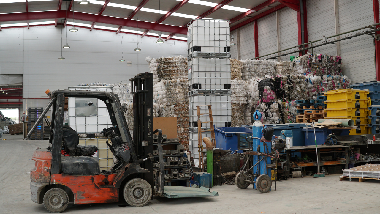 Reciclaje de residuos no convencionales con Escor: ¿Qué pasa con los filtros de aceite, baterías o luminarias?